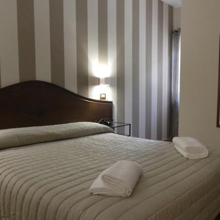 Hotel Piscina La Suite Prossedi Kültér fotó