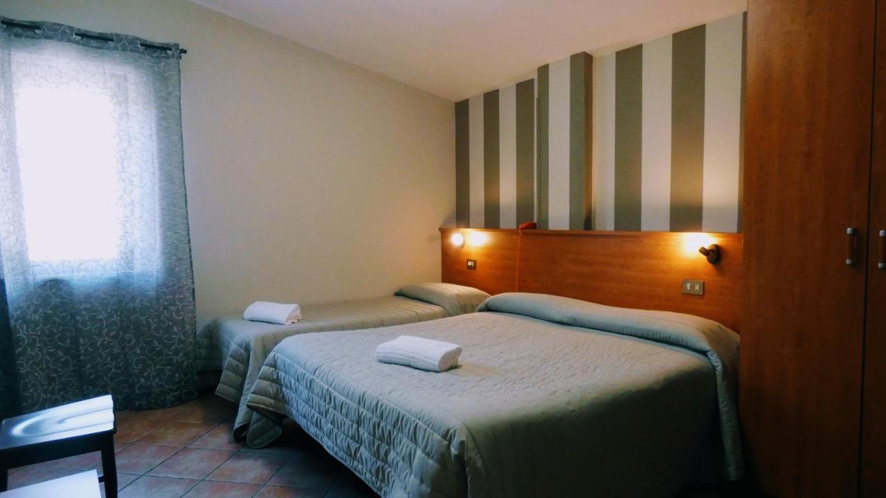 Hotel Piscina La Suite Prossedi Kültér fotó