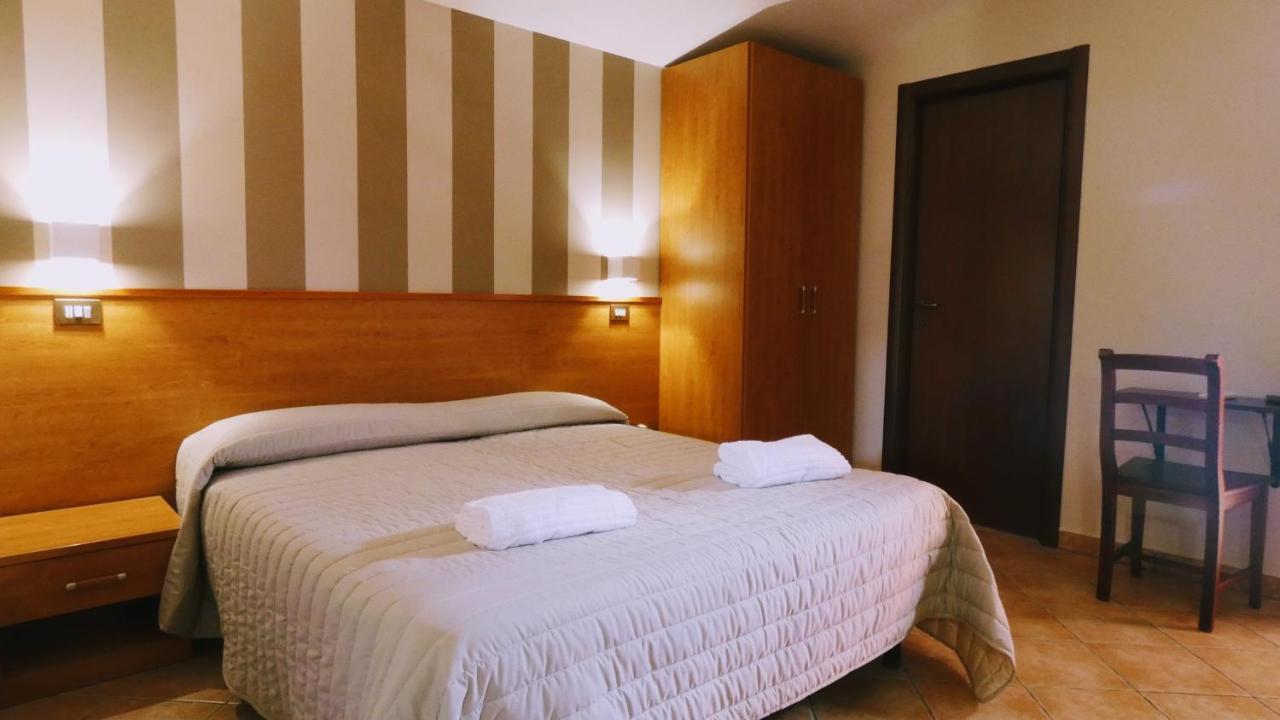 Hotel Piscina La Suite Prossedi Kültér fotó