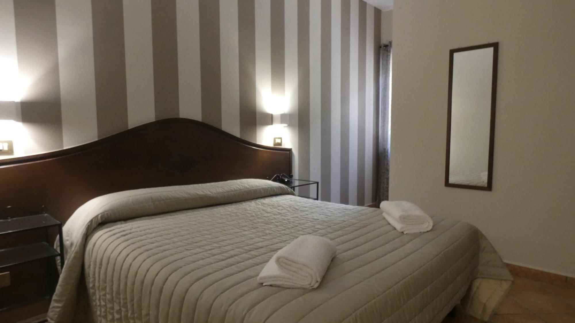 Hotel Piscina La Suite Prossedi Kültér fotó