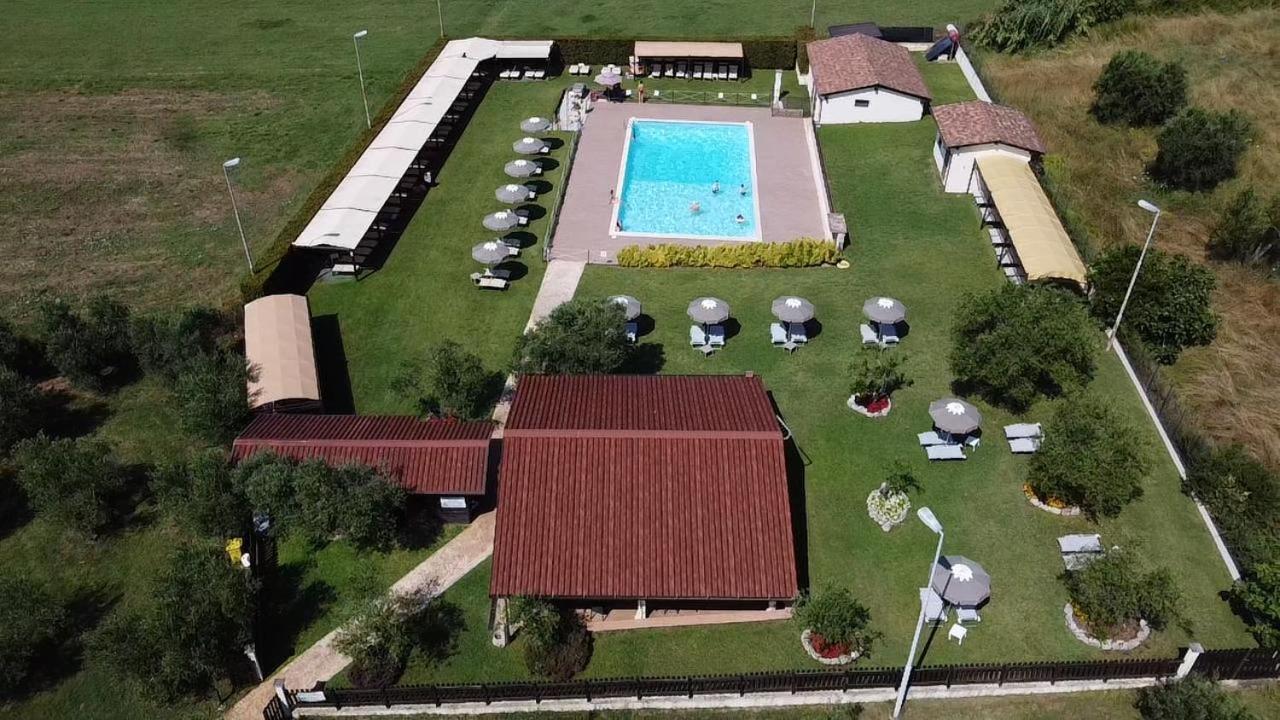 Hotel Piscina La Suite Prossedi Kültér fotó