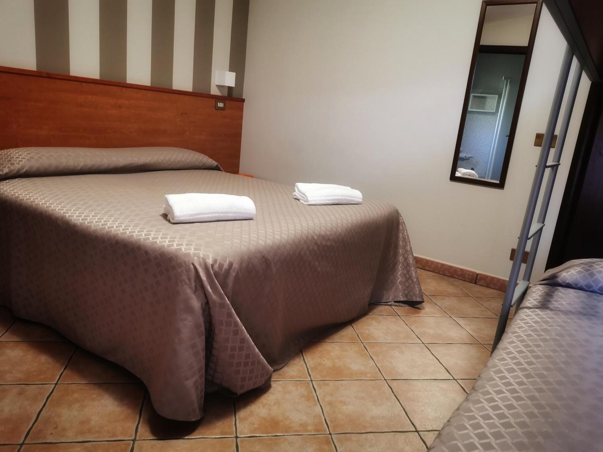 Hotel Piscina La Suite Prossedi Kültér fotó