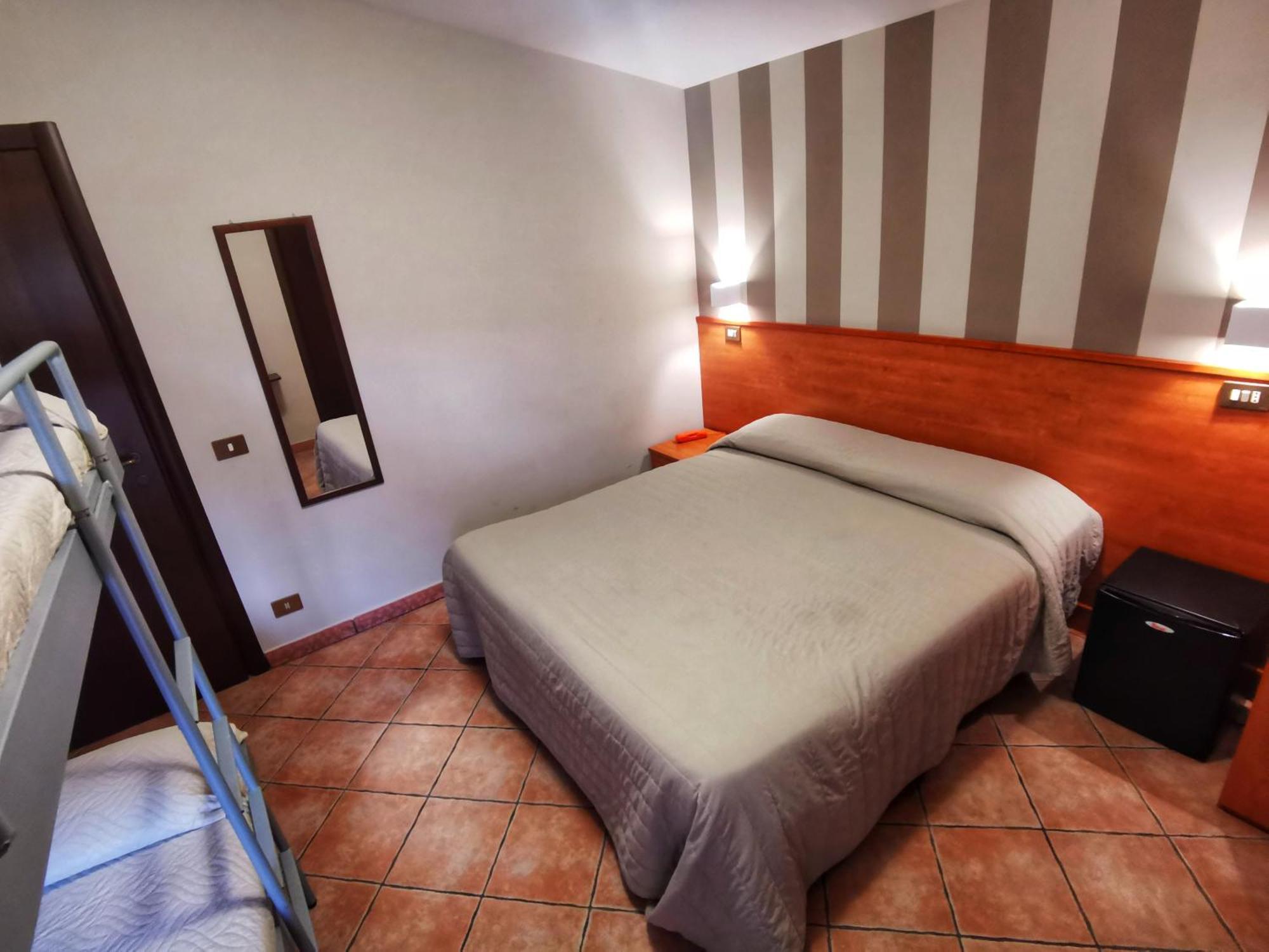Hotel Piscina La Suite Prossedi Kültér fotó